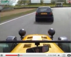 Réveil Auto - Reeves Mk2 Golf vs Caterham Superlight R : ça chauffe à Brands Hatch