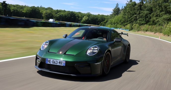Découvrez Nina, notre nouvelle pilote, au volant de l'extraordinaire Porsche 911 GT3