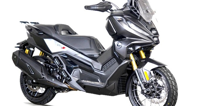 Voge SR 450 X : le scooter qui veut faire tomber les frontières entre GT et aventure