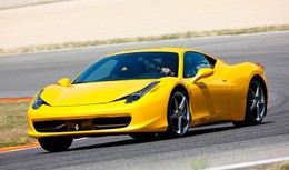 Megan Fox avec une italienne : la Ferrari 458 Italia dans Transformers 3