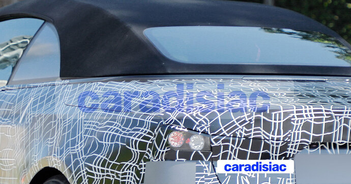 Un cabriolet BMW i4 est en préparation ! La preuve en images avec un prototype qui circule muni d’un gros camouflage sur les routes allemandes.
