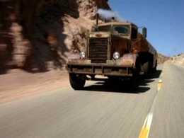 La police américaine arrête un camion et une Honda Accord qui se livraient à une drag race