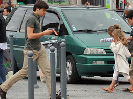 Les piétons au téléphone peut être verbalisés prochainement en Allemagne et pourquoi pas en France ?