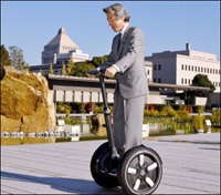 Le Premier ministre japonais roule en Segway