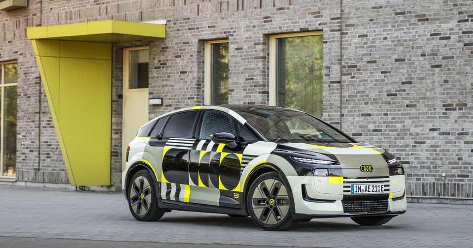 Un'auto elettrica con design moderno e tecnologia efficiente, con batteria LFP e basso consumo energetico