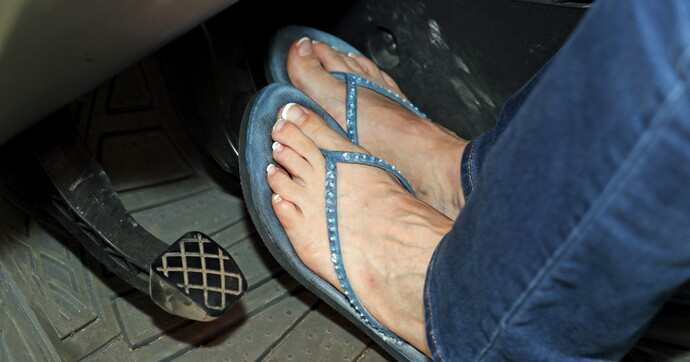 Conduire avec des tongs ou des claquettes : que dit la loi ?