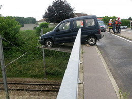 La chanceuse du jour: Elle dérape et s'arrête... à cheval sur un pont !