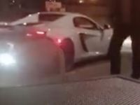 Réveillé en pleine nuit, il découvre que le voiturier s'amuse avec sa supercar