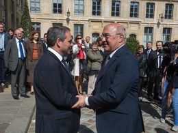 PSA: Michel Sapin accuse Nicolas Sarkozy