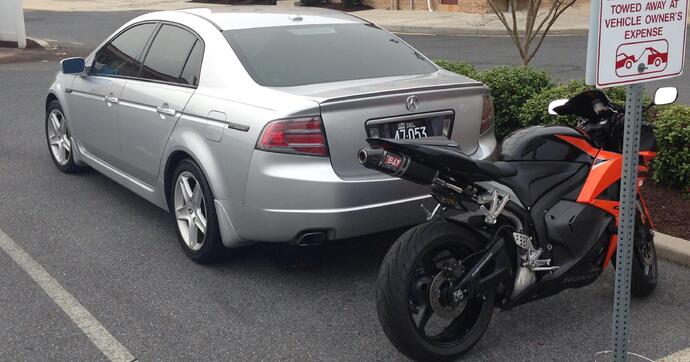 Voiture + moto sur la même place de parking en France : c’est légal… mais sous conditions !