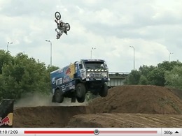 Red Bull : "et si on faisait se croiser en plein saut un camion Kamaz et une motocross ?"