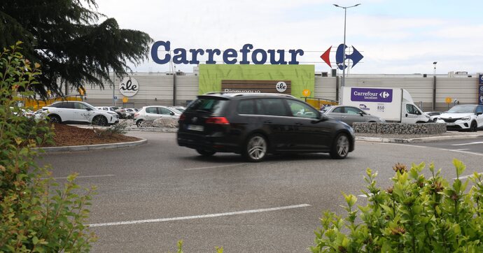 Pourquoi Carrefour interdit l’accès aux voitures électriques sur certains de ses parkings