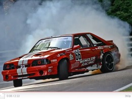 Yves Faber et sa Mustang : l'artiste à l'œuvre