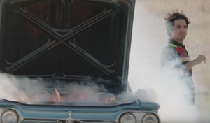 Insolite : un grill à burger caché dans une fausse voiture en panne