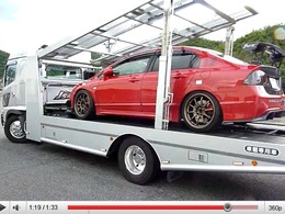 J's Racing : même leur camion-plateau est spectaculaire