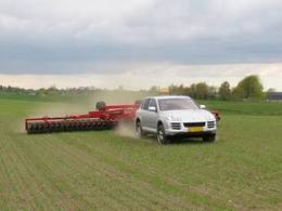 Retour aux sources ? Un Porsche Cayenne qui se prend pour un tracteur agricole