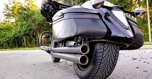 Le "Darksiding" : quand des motards montent des pneus de voiture sur leur moto