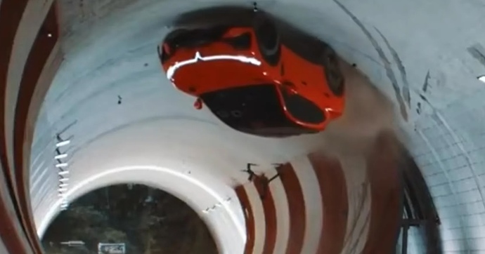 La tentative de looping en gros SUV électrique chinois a d’abord été une catastrophe avant de réussir