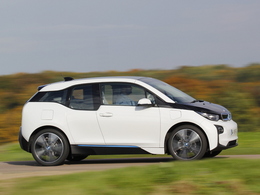 Le patron du design de Tesla se moque de la BMW i3