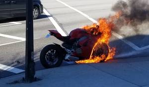 Insolite : au feu rouge sa Panigale V4 prend feu !