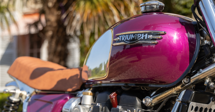 Triumph Bonneville T120 : un préparateur français signe une nouvelle déclinaison couleur Bentley !
