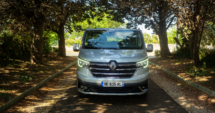 Le Renault Trafic Escapade est-il un van minimaliste ou un monospace à la défiscalisation maximaliste ?
