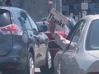 Il utilise avec succès des panneaux pour communiquer au volant