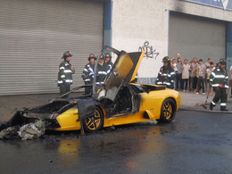 Dur : une Lamborghini Murcielago part en fumée à cause d'un lecteur DVD défectueux