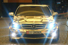 Mercedes C63 AMG full chrome, le (mauvais) goût du chic