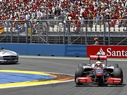 Lewis Hamilton tacle Fernando Alonso