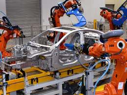 Les premières Jaguar XE de Solihull sortent des chaînes