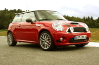 Mini John Cooper Works au rappel : elle joue la petite freineuse…
