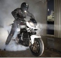 Akito arrive en France… et cherche des agents commerciaux.