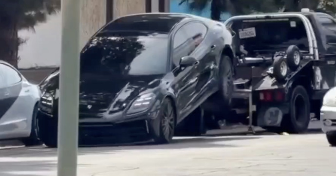 Il décroche sa Porsche d’une dépanneuse en écrasant l’accélérateur