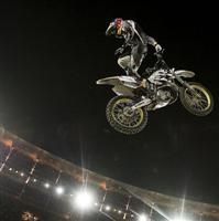 Red-Bull X-Fighters : Robbie Maddison "volt" littéralement au dessus de Madrid