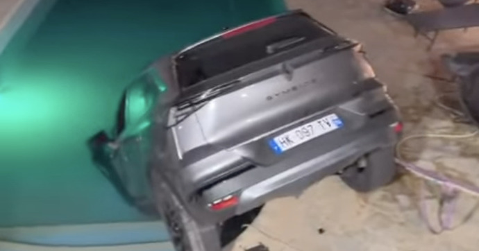 Mais que fait ce Renault Symbioz dans la piscine du restaurant ?