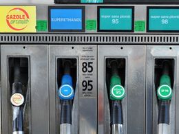 Essence toujours plus chère : le gouvernement va-t-il geler les prix à la pompe ?