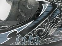 IOTA ANTIK,... le casque sur fond gothique