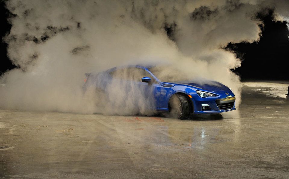 [vidéo pub] Très très chaude Subaru BRZ ...
