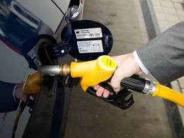 La baisse du prix du baril répercutée à 50% à la pompe