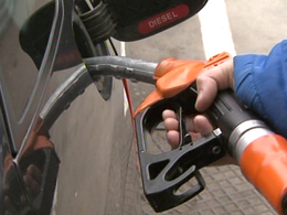 Carburant : un rapport de la DGCCFR accuse les pétroliers de ne pas avoir suffisamment répercuté la baisse du prix du baril