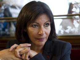 Anne Hidalgo exhorte Carlos Tavares à faire les bons choix