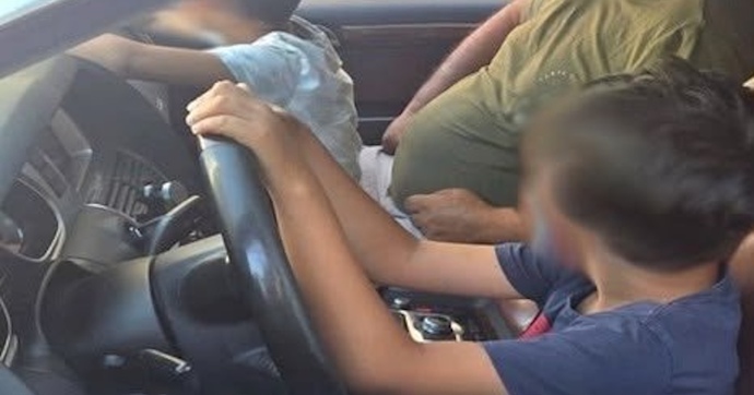 A 9 ans, il conduisait le gros Audi Q7 de son papa qui s’occupait de son petit frère à côté