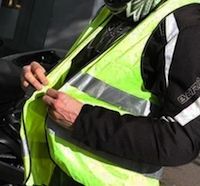 Axa Prévention et Club14 favorables au gilet jaune: 30 000 chasubles offertes dès le 1er mars 2016