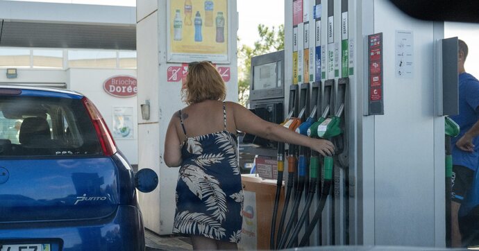 Le prix du carburant grimpe encore en France : est-ce mieux dans les autres pays ?