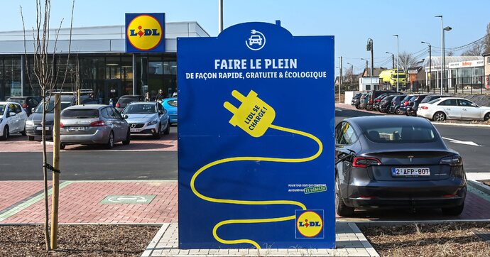 Plus le carburant devient cher, plus Lidl casse les prix de la recharge électrique
