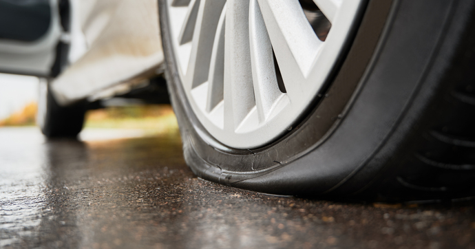 Pneu crevé sur la route : faut-il le réparer ou le remplacer ?