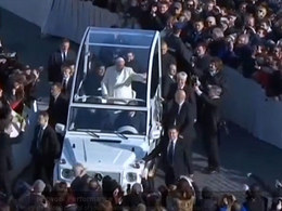 (Vidéo) Un ami du Pape monte à bord de la Papamobile