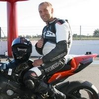 Interview de Stéphane Paulus, ou quand un pilote paraplégique s’aligne au départ d’une course sur une moto solo.