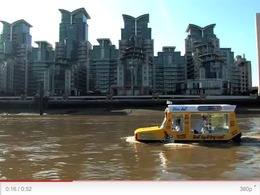 Un camion de glace amphibie navigue sur la Tamise à l'occasion de la semaine de la crème glacée